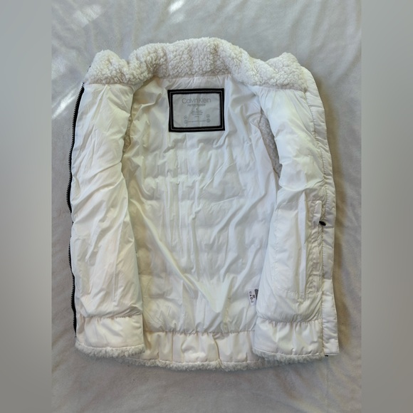 Calvin Klein performance Women’s ivory puffer vest w/ sherpa lining - Picture 3 of 6